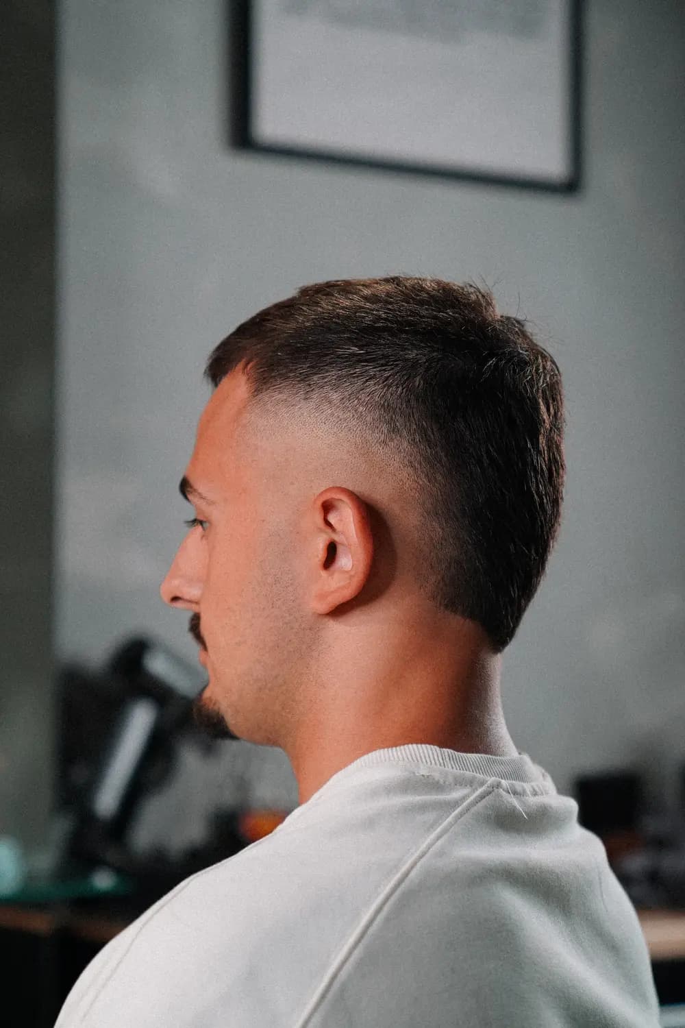 Skin Fade mit sauber gezogener Kontur, ONYX Cuts Wien