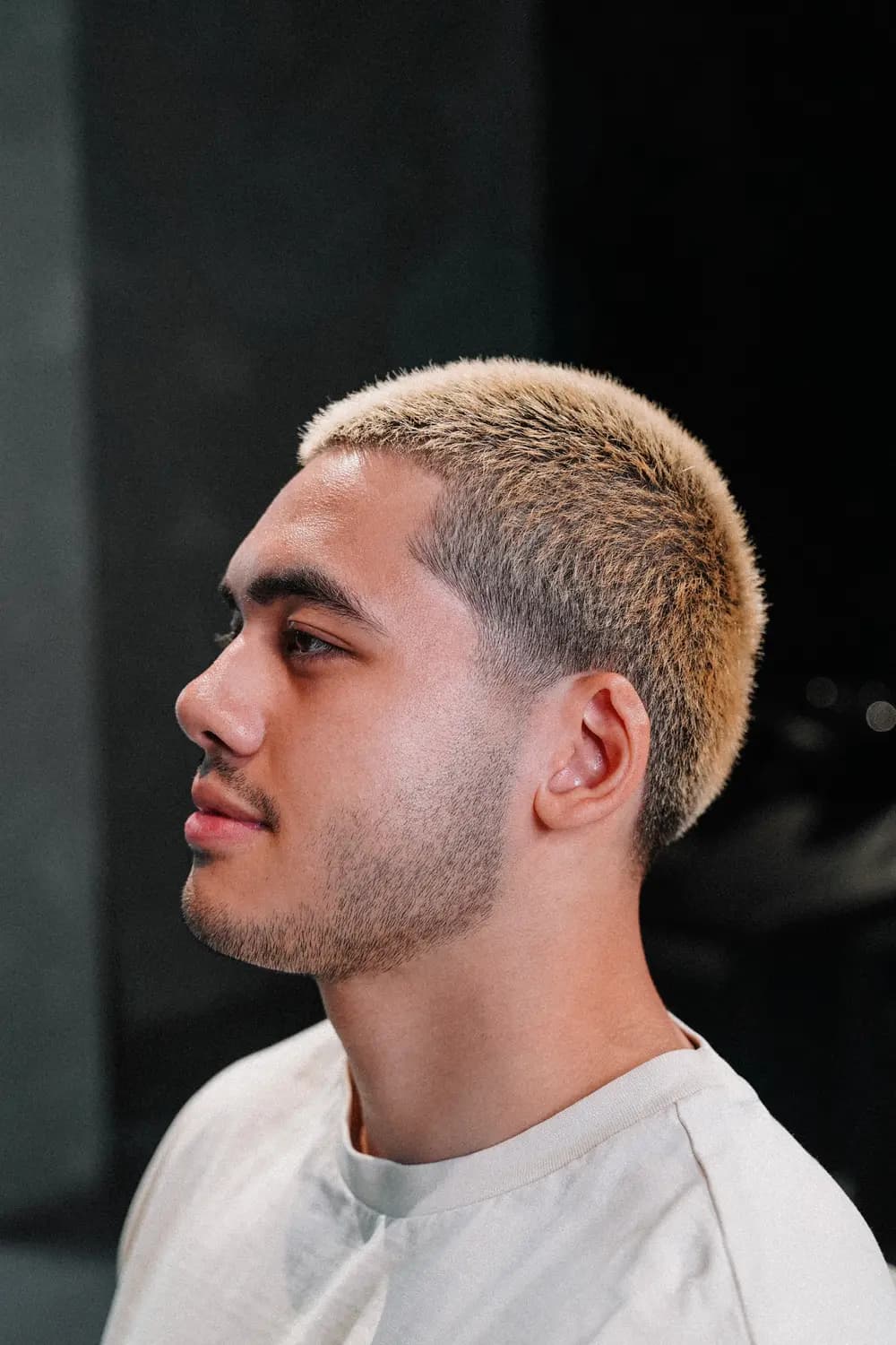 Kurzer blonder Schnitt mit hohem Übergang, ONYX Cuts Wien