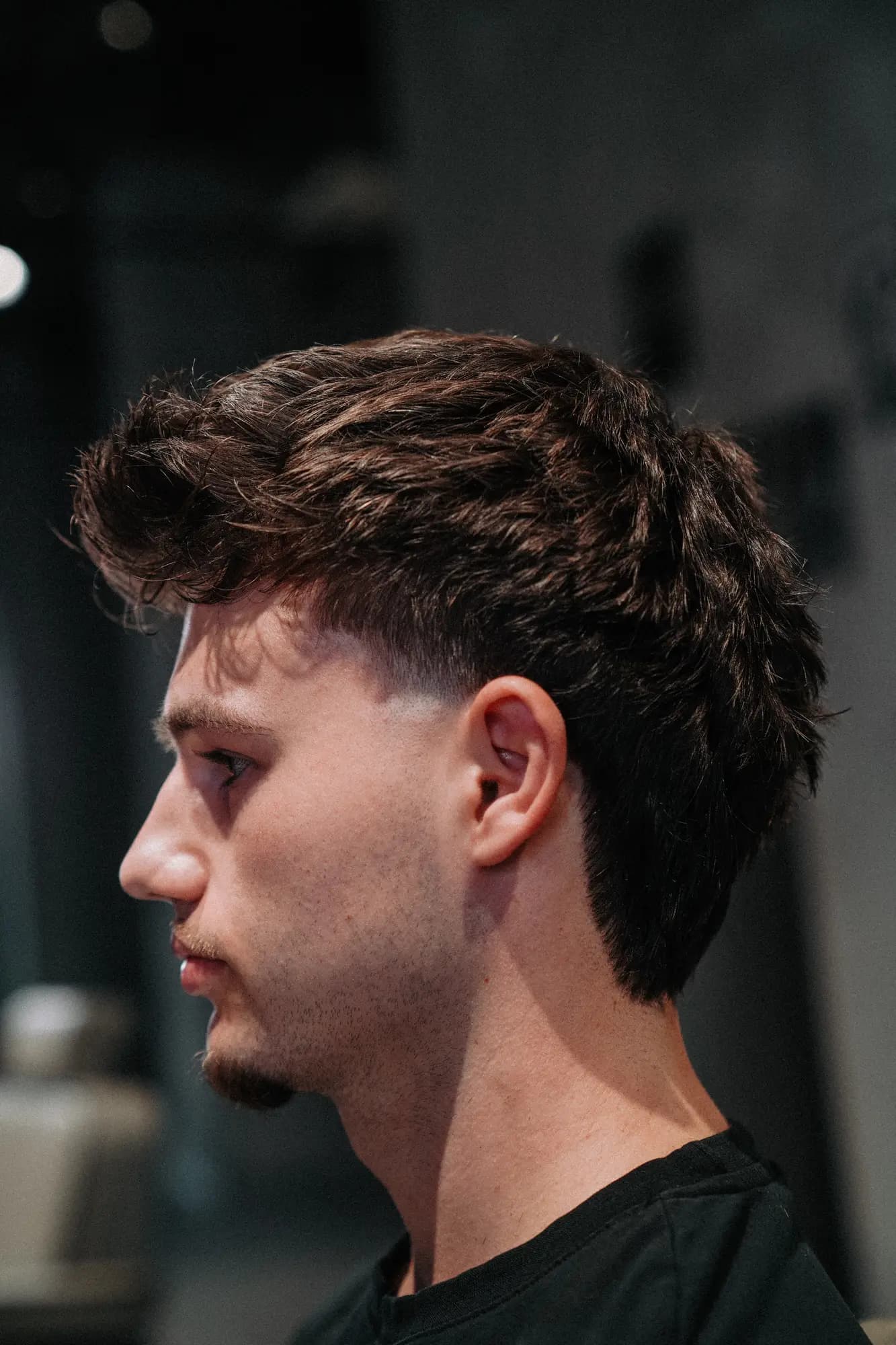 Fertiger Herrenschnitt mit texturiertem Deckhaar und weichem Übergang, ONYX Cuts Wien
